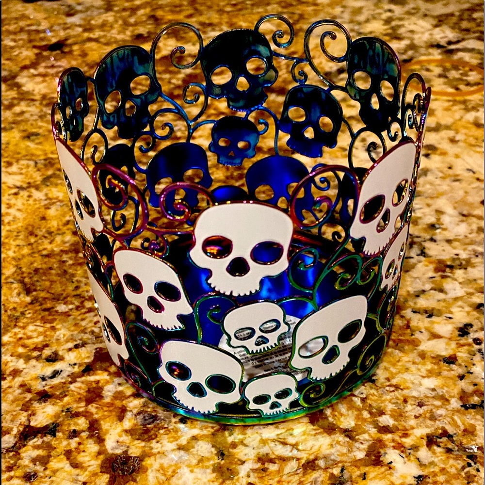 Bath and body works 2022 glow in the dark oil slick skull 3-wick candle holder.